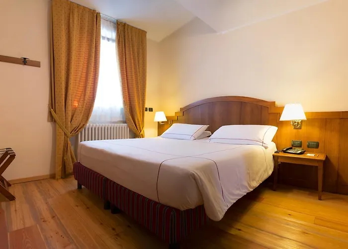 מלון Cresta Et Duc 4*